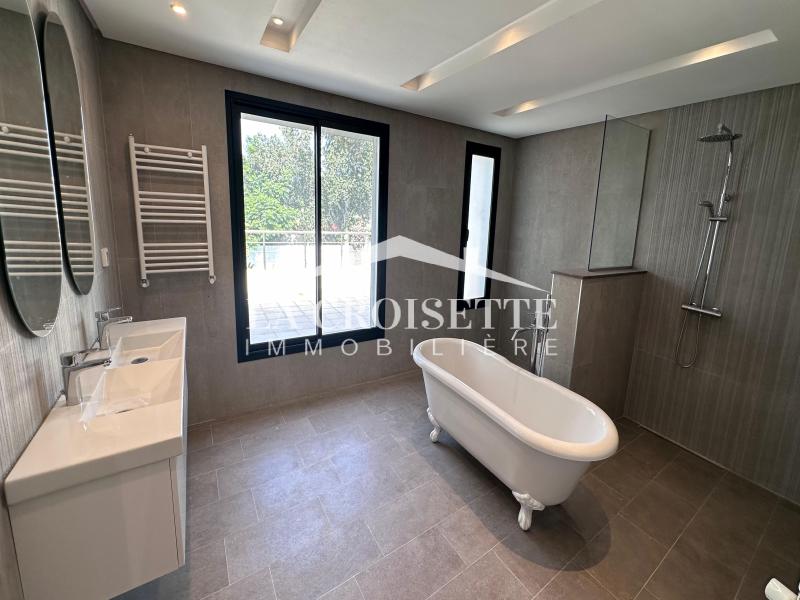 Villa S+5 avec piscine à La Soukra